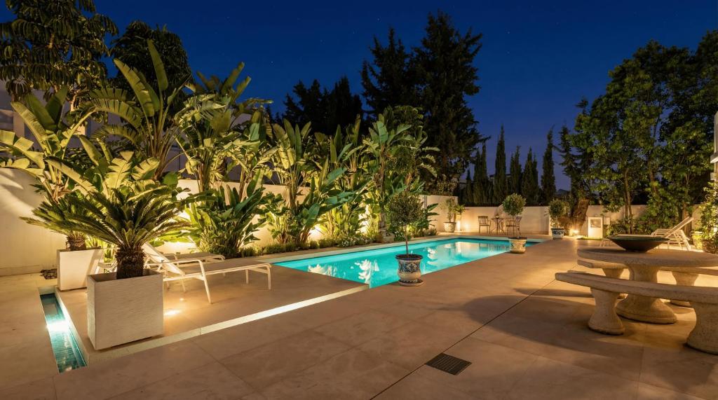 VACATION MARBELLA I Casa Regina, Walking Distance To The Beach, Private Shimmering Pool, 5Min From Puerto Banús, Alarm System, World-Class Dining - 2