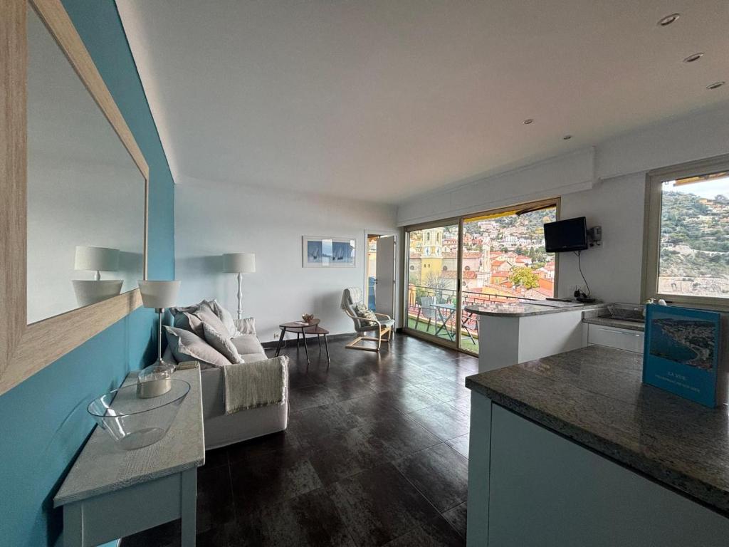 Excellent location - Sea Views - 3