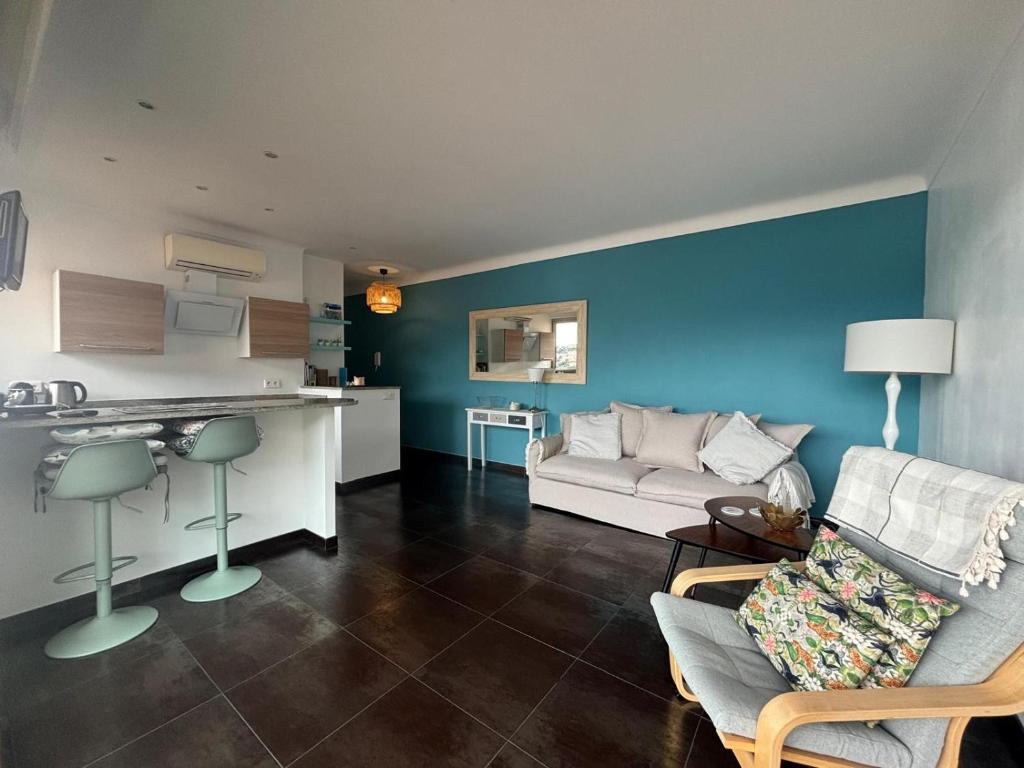 Excellent location - Sea Views - 5