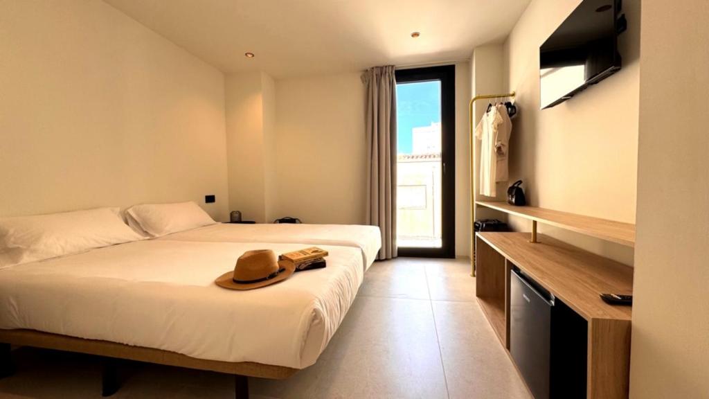 Hugo Beach Hotel & Apartments - 3