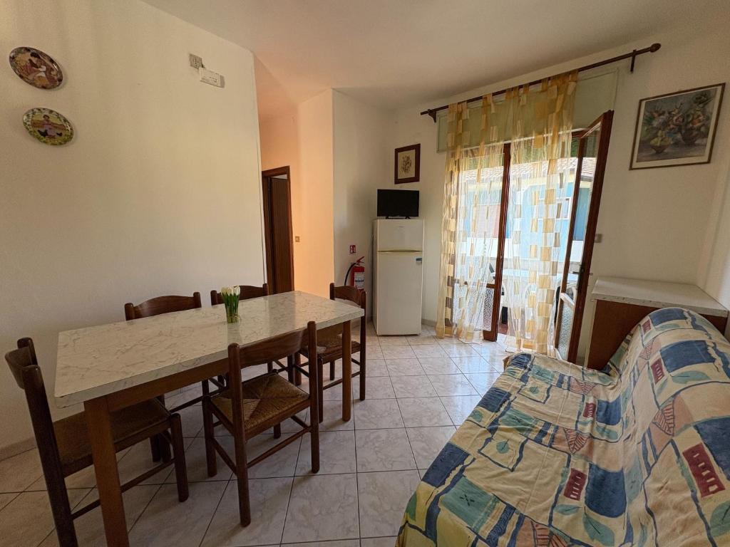 Small apartment house with balcony - 1