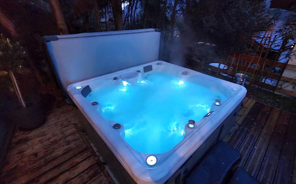 chalet cosy, jacuzzi privé, calme, idéal moto rando vélo - 3