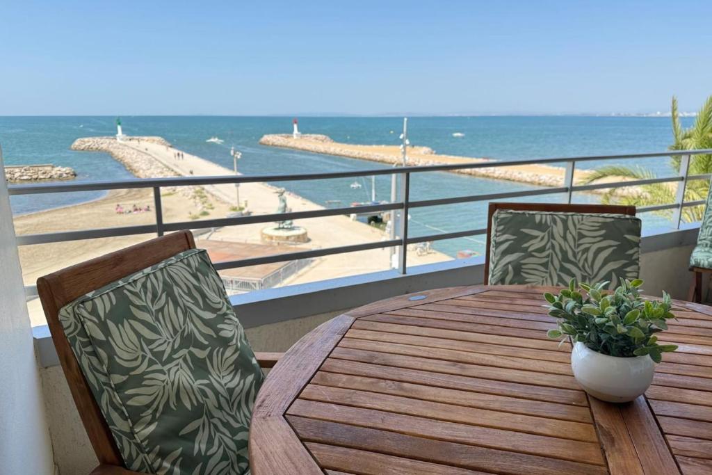 Superbe T3 traversant avec terrasse face au chenal vue mer Impérial 4 - 4