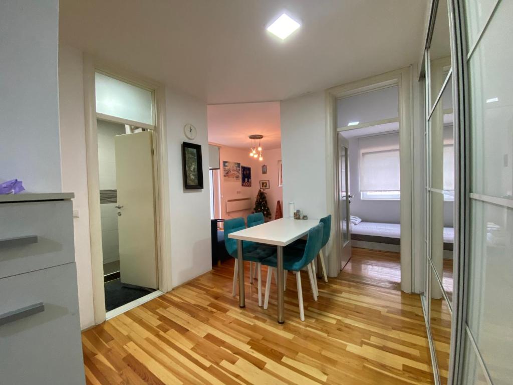 Urban Nest Apartment - 4