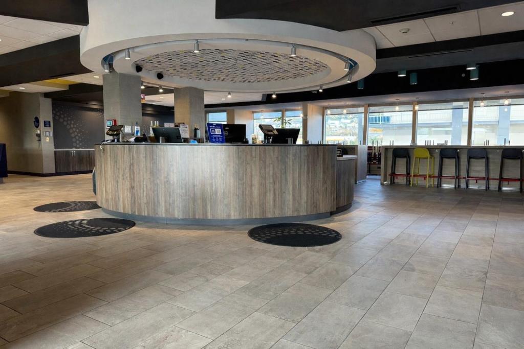 Tru by Hilton Harrisonburg フロント・ロビー