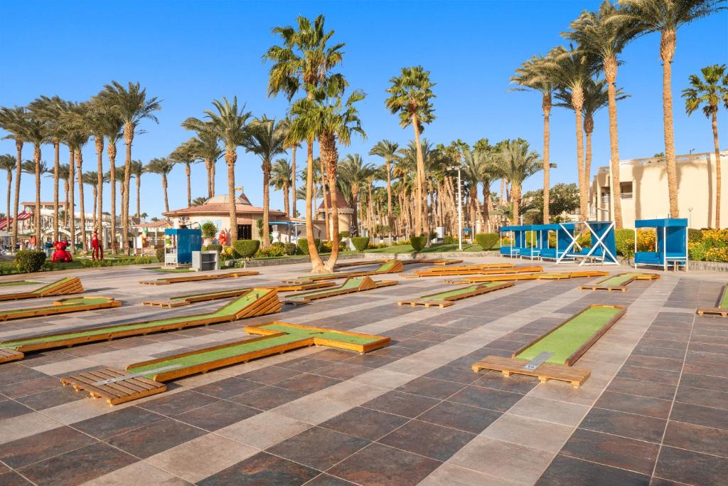 Mini golf course