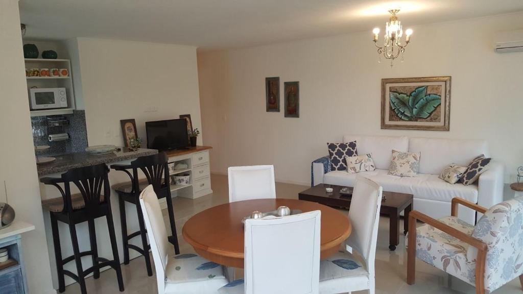 Roosvelt Avenue - 3