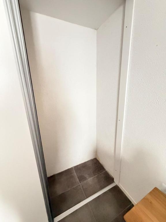 Dpto a estrenar con cocina y cochera - 5