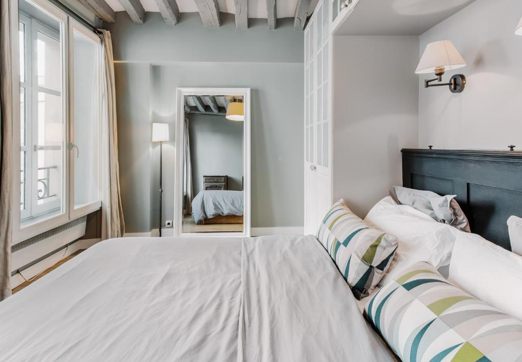 Beautiful Parisian apartment full of light - 3