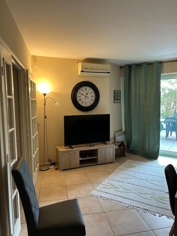 One-Bedroom Apartment with a Cozy Terrace Beachfront, City Center, Parking - 4
