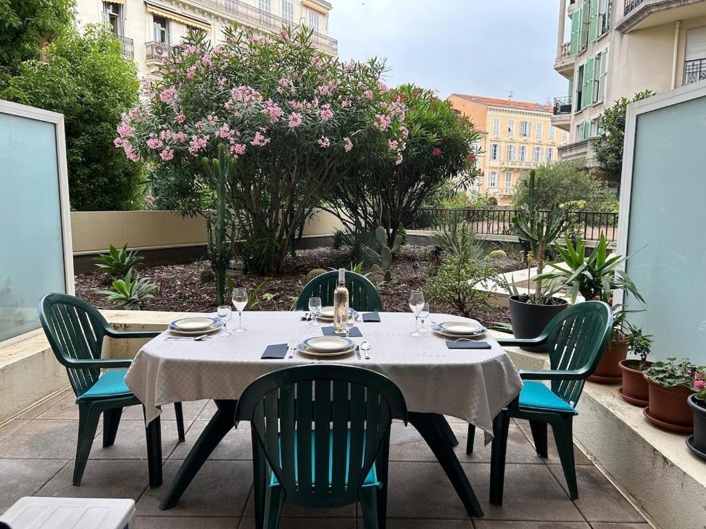 One-Bedroom Apartment with a Cozy Terrace Beachfront, City Center, Parking - 1