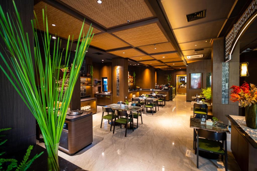 Restaurant, Deka Hotel in Surabaya