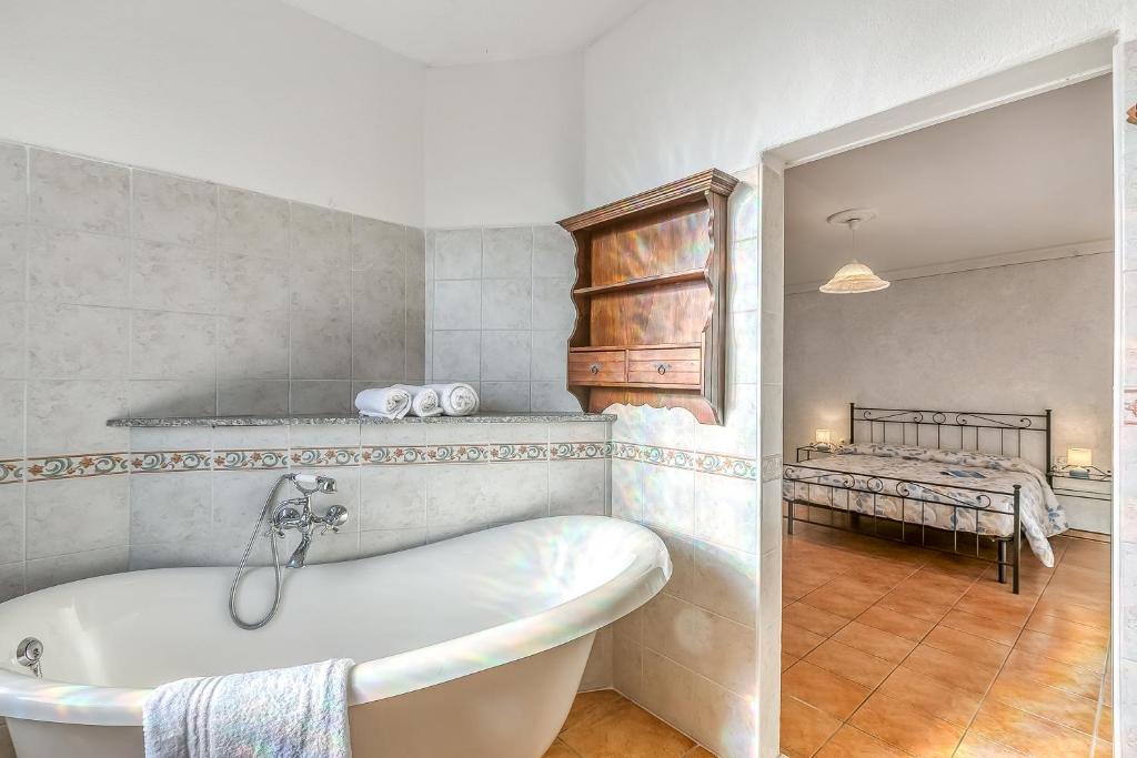 Bee Apartment: Luino Lakeside with Outdoor Dining - Happy Rentals - 5