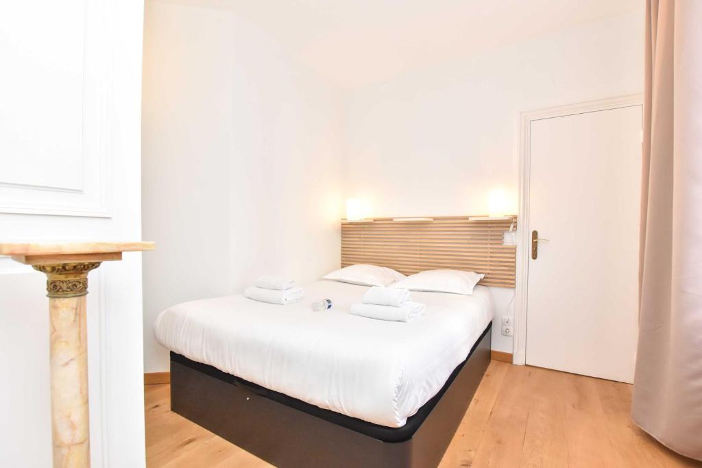 Rare Golden Triangle Amazing 1BR with Terrace Office - BAIL MOBILITE - 2