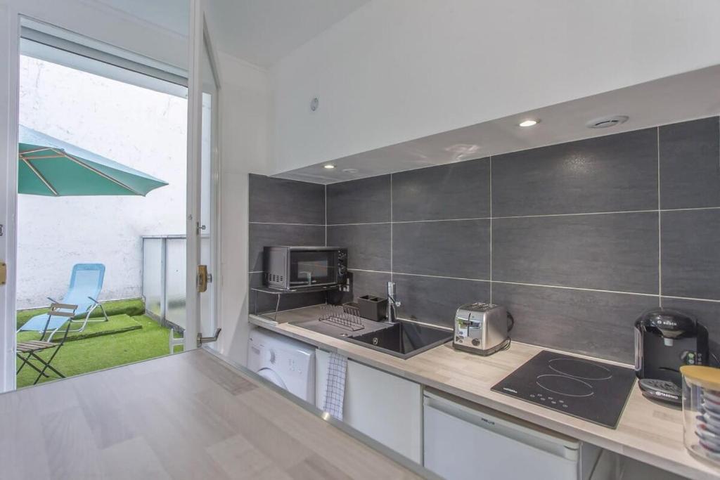 Modern Studio with Garden Central Location - 1