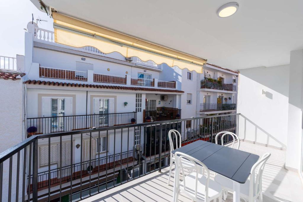 Paloma Central Apartment - 3 min walk to Balcon de Europa & Beach - 5