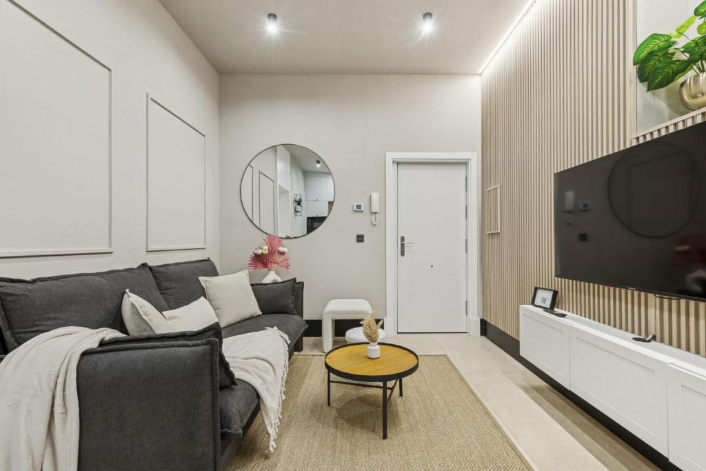 Elegant 2BR Apartment in Conde Duque - 4