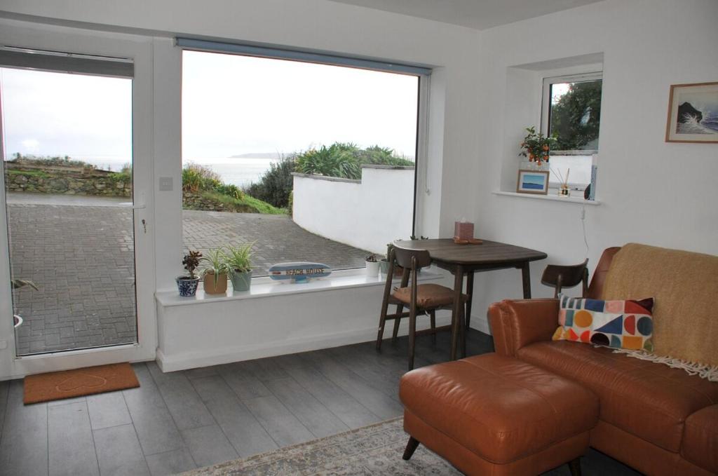 Beachfront studio flat - pet-friendly self-catering near Penzance