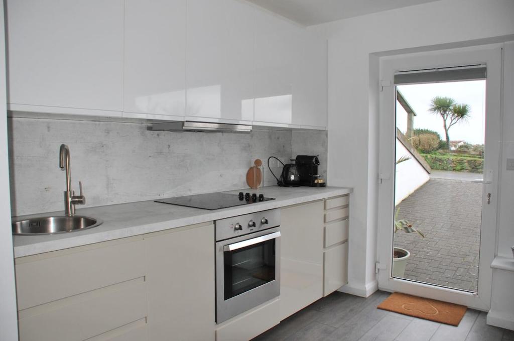 Beachfront Studio Flat, Penzance photo 3