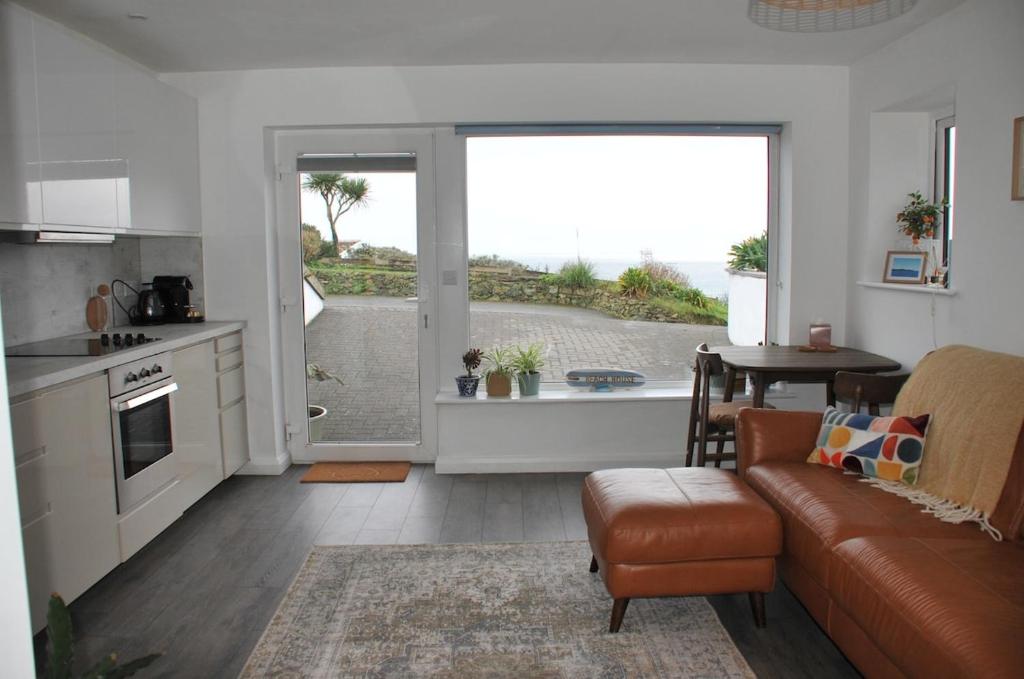 Beachfront Studio Flat, Penzance photo 2