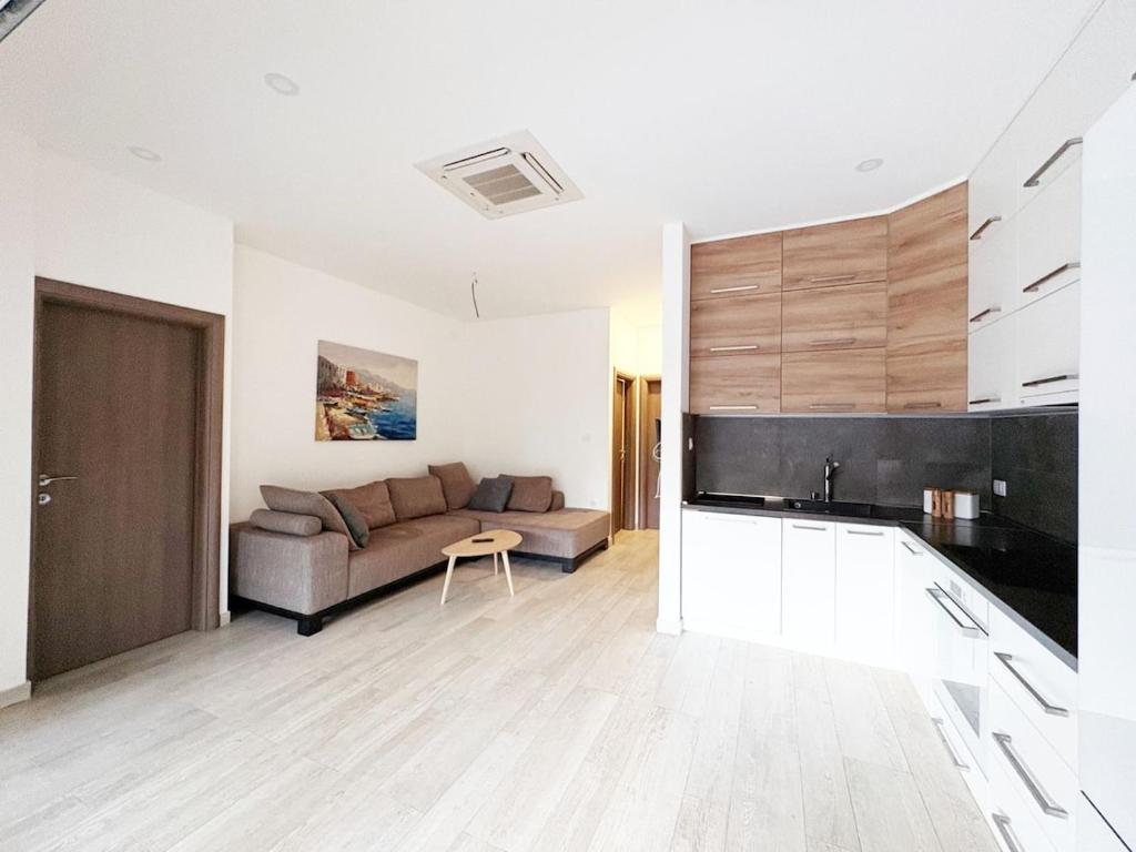 Flat in Budva with terrace and private garden - 4
