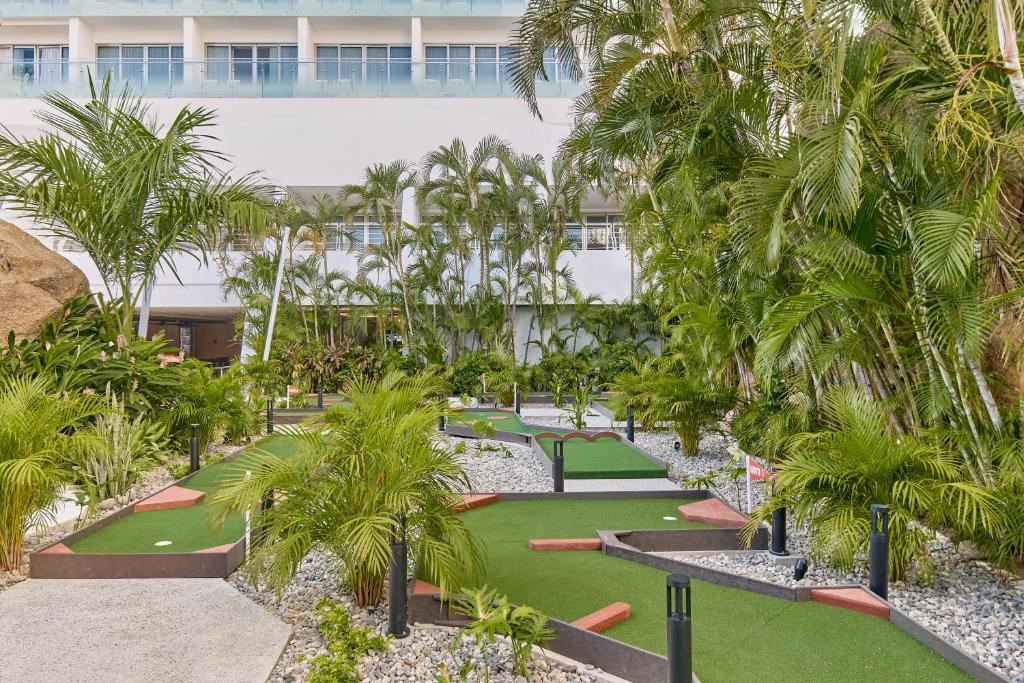 Mini golf course