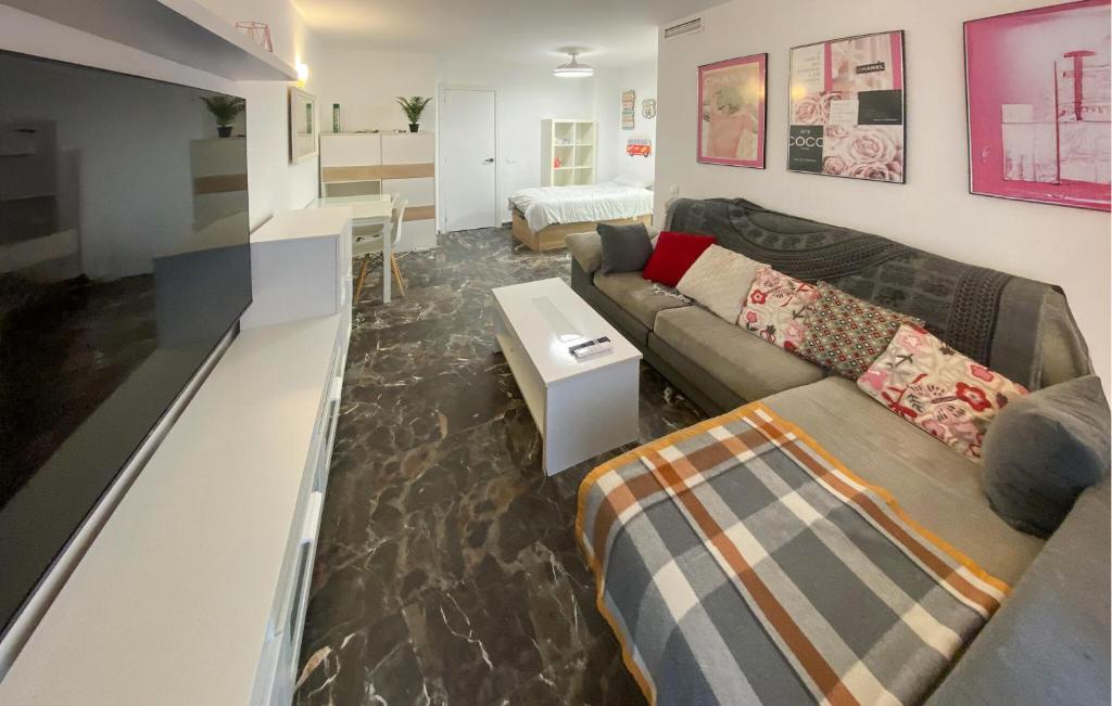 Gorgeous Apartment In Fuengirola - 4