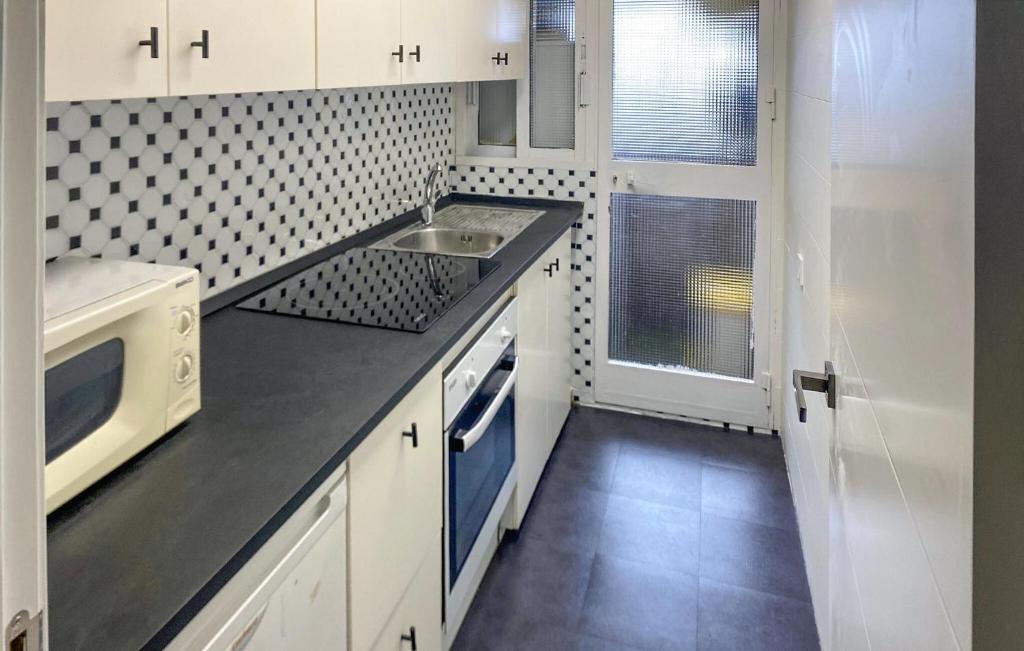Gorgeous Apartment In Fuengirola - 5