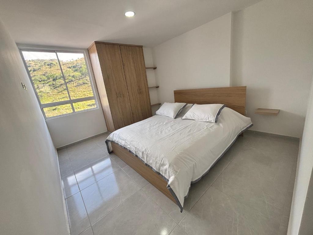 Modern 2BR Apartment with Balcony in San Gil PERFECT - 5