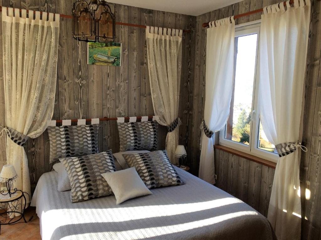 Chambre Romantique avec Vue sur Lac à Gérardmer - FR-1-589-707 - 1
