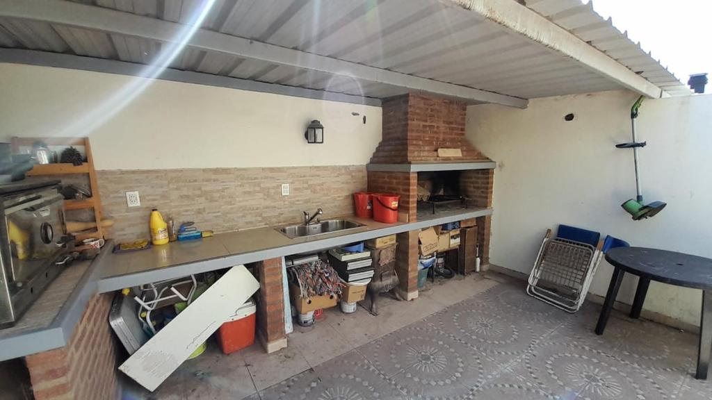 Casa Familiar en barrio tranquilo con Parrilla y Cochera - 2