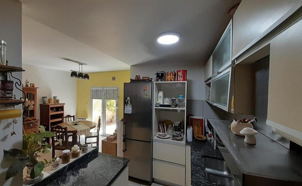 Casa Familiar en barrio tranquilo con Parrilla y Cochera - 5