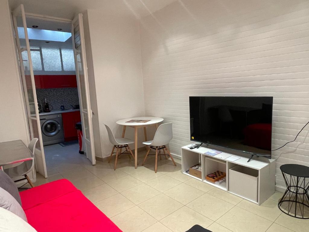 One-Bedroom Apartment near Promenade des Anglais - 2