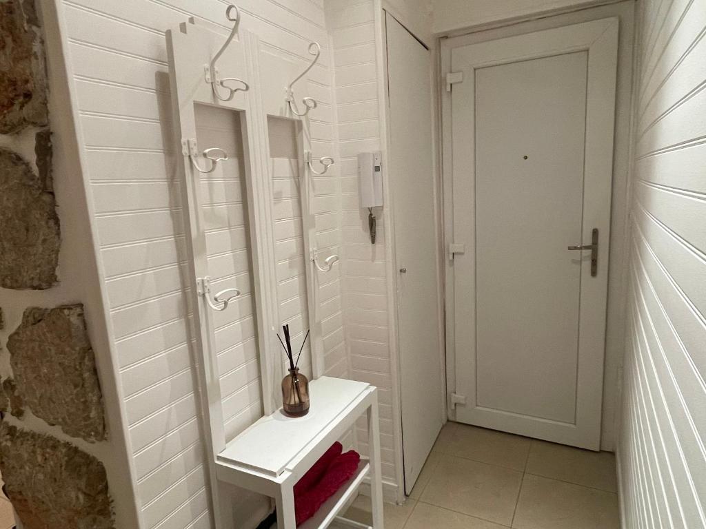 One-Bedroom Apartment near Promenade des Anglais - 5