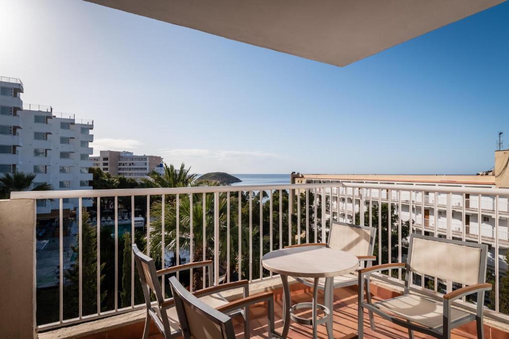 Apartamentos Vistasol — Hotel rooms in Magaluf, Balearic Islands