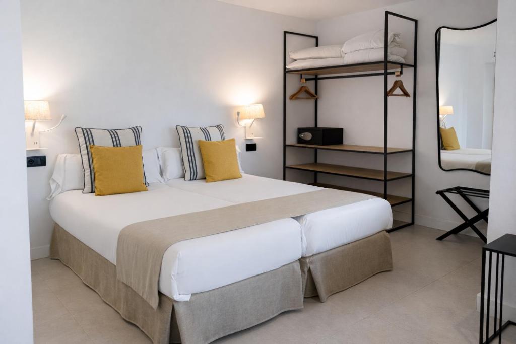 Apartamentos Vistasol — Hotel rooms in Magaluf, Balearic Islands