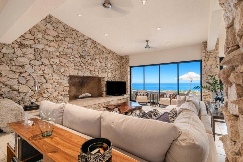 Oceanfront Villa with Pool, Hot Tub, Fireplace & BBQ - 3