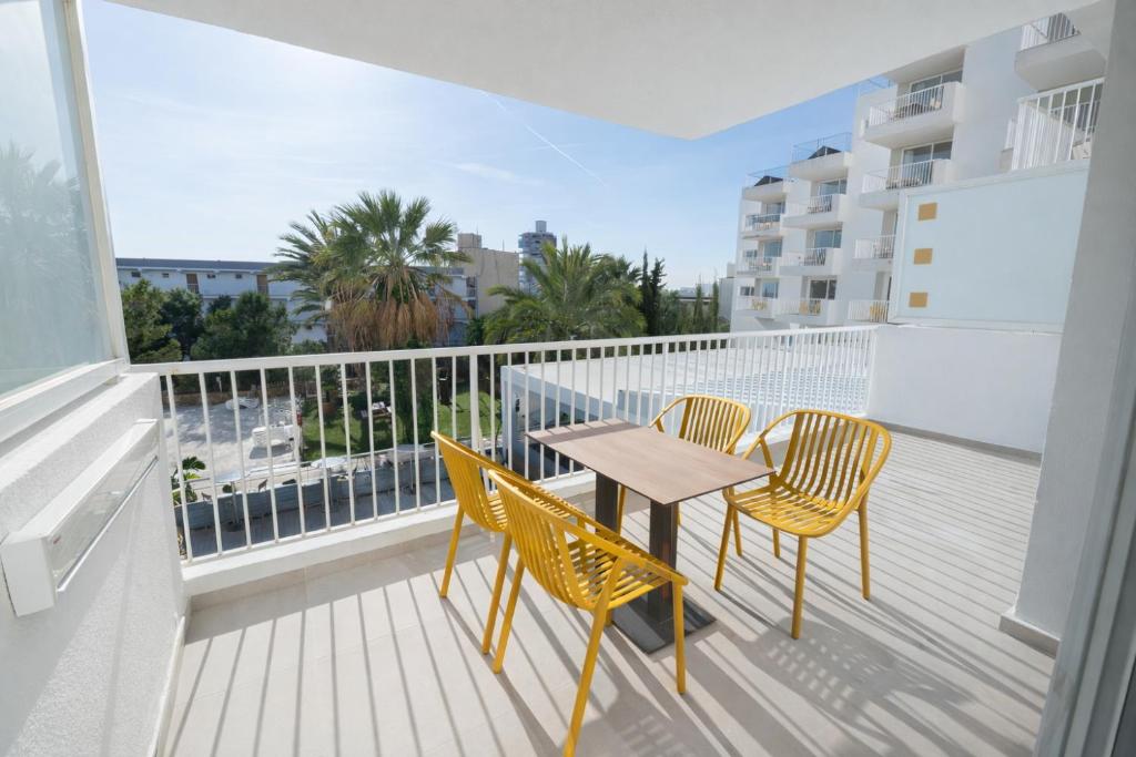 Apartamentos Vistasol — Hotel building in Magaluf, Balearic Islands