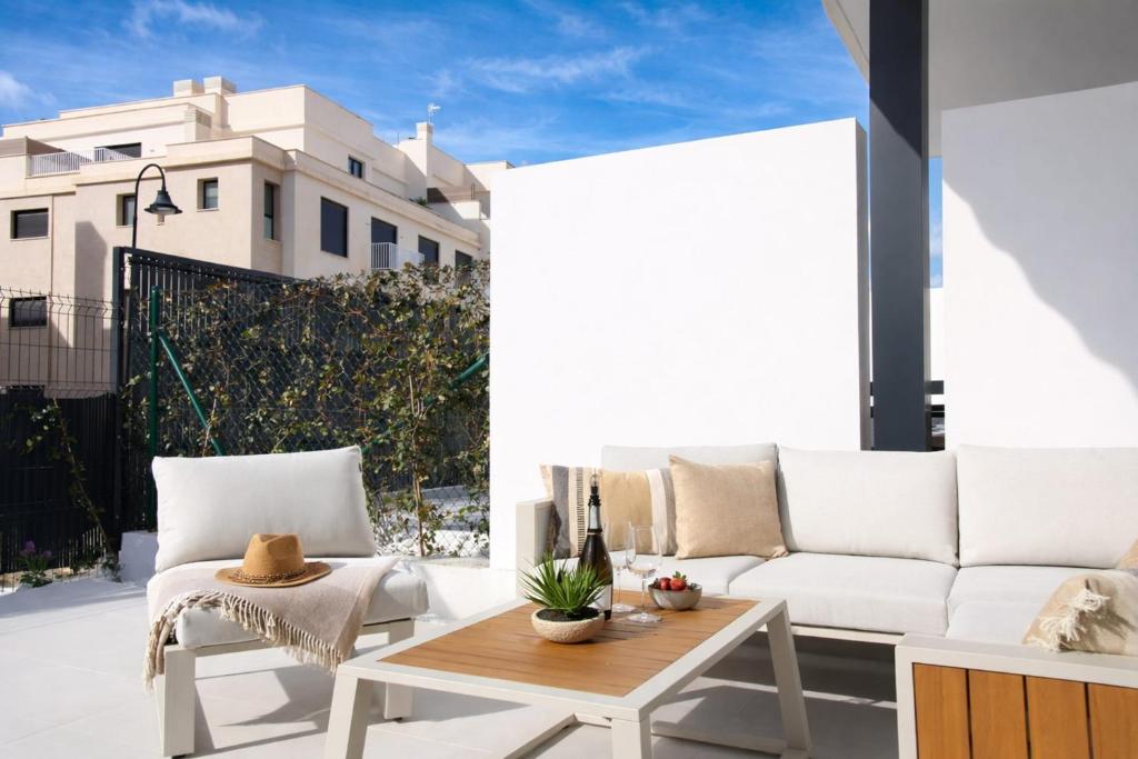 Luxury and modern 3 Bedroom townhouse walking distance to the beach! - 2
