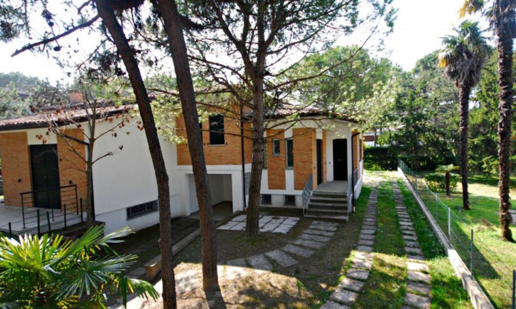 Green retreat near the beach - 1