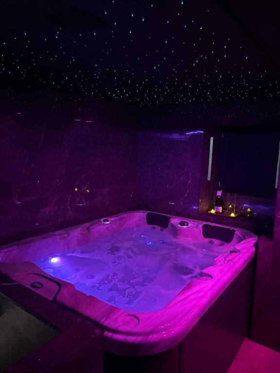 Suite romantique avec jaccuzzi - proche des lacs - La secrète room - 2
