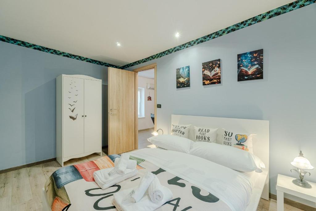 GuestHost - The Booklover Apartment - 2