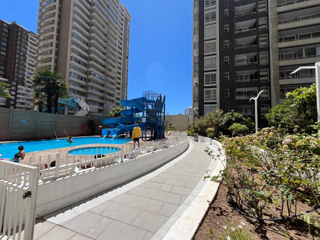 Bello Dpto central a pasos de la Quinta Vergara, Mall, Plaza de Viña, con estacionamiento, ideal para recorrer la ciudad caminando relajado - 1