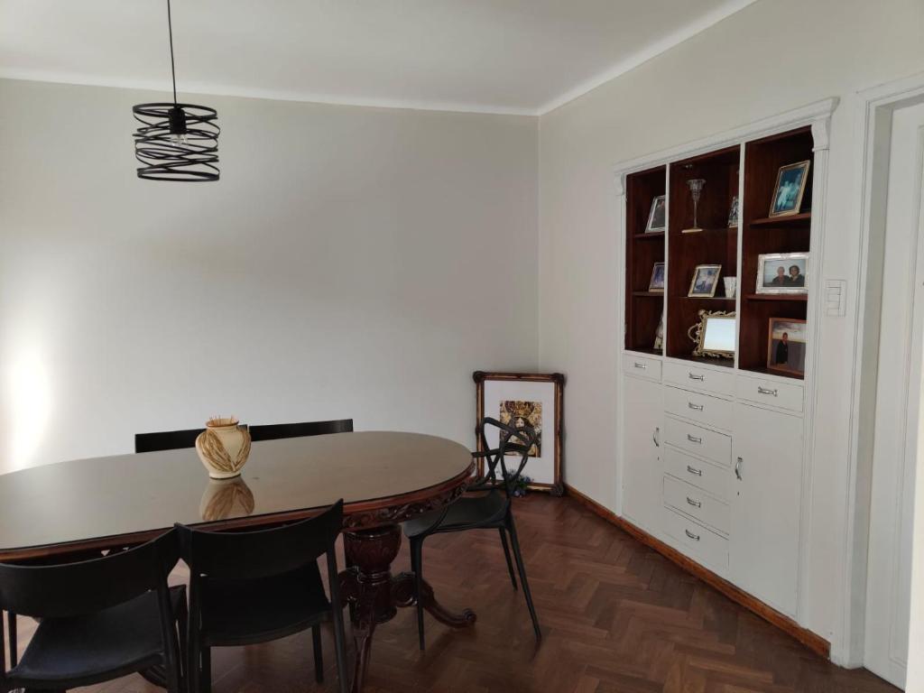 5 ambientes renovado con balcón y patio en el centro - 5