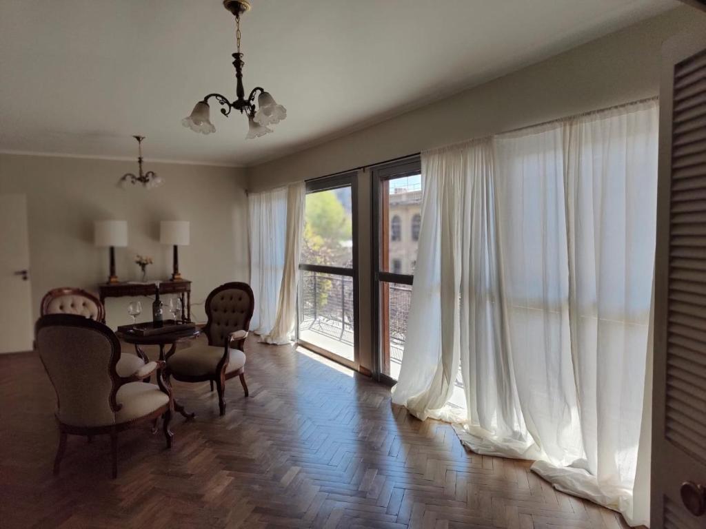 5 ambientes renovado con balcón y patio en el centro - 2