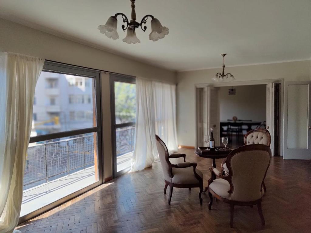 5 ambientes renovado con balcón y patio en el centro - 1