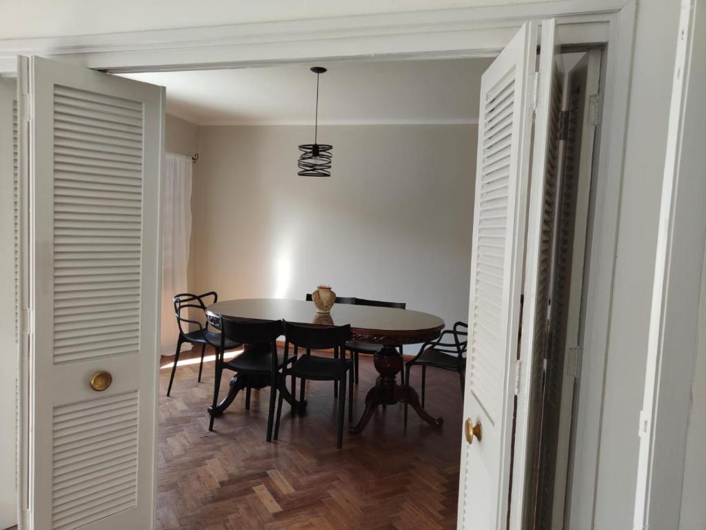 5 ambientes renovado con balcón y patio en el centro - 4