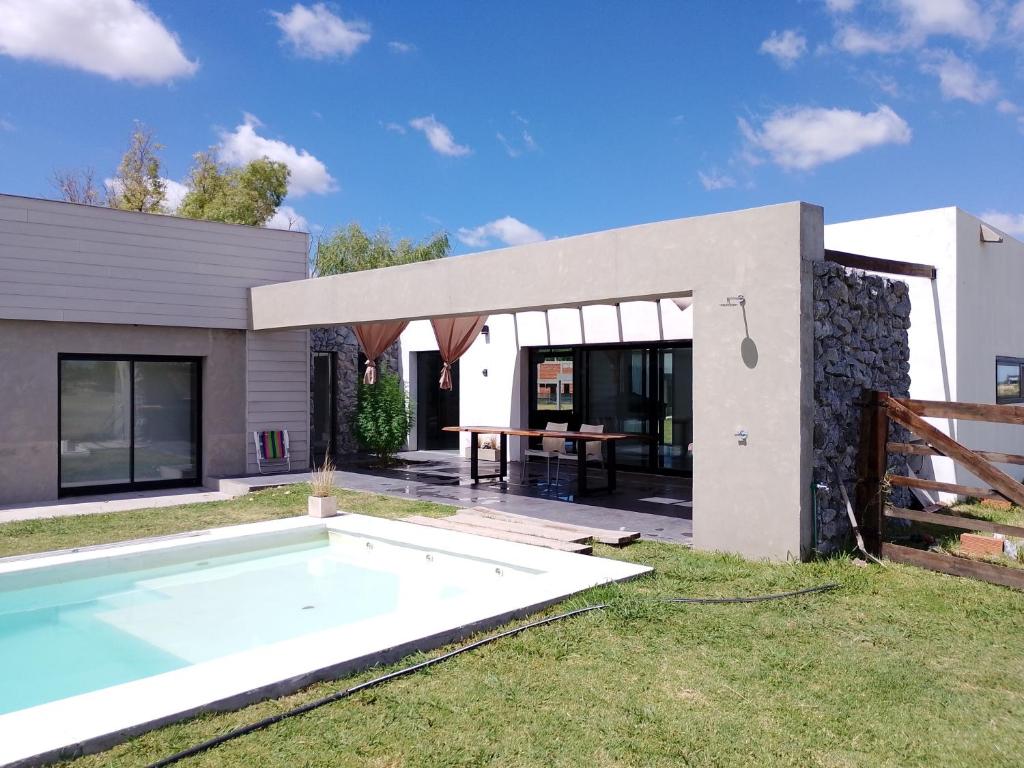 Casa de campo minimalista en la Victoria Polo club - 2