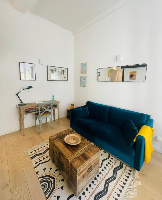 Bright modern studio, Nice Port, walk to tram and beach! - 1