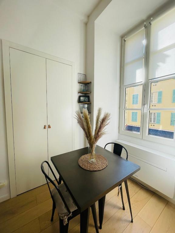 Bright modern studio, Nice Port, walk to tram and beach! - 2